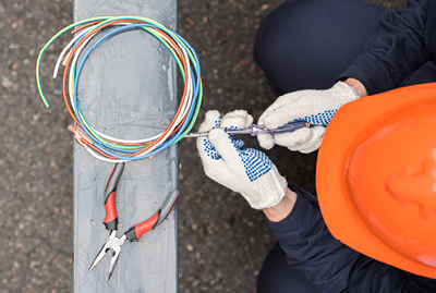 Mann jobber med elektriske ledninger