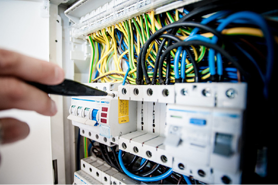 Elektriker jobber i sikringsboks