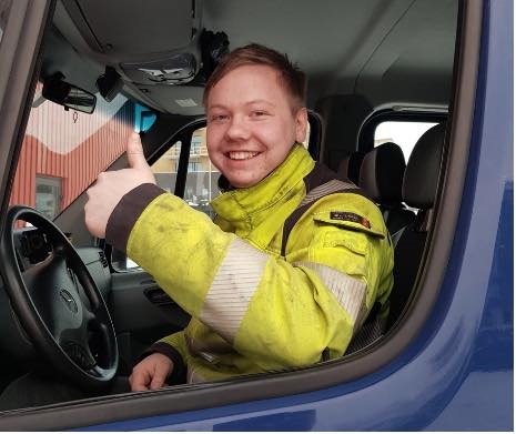 lærling Kristian tommel opp